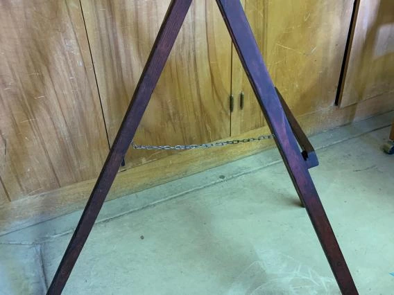 Easel to support mural
